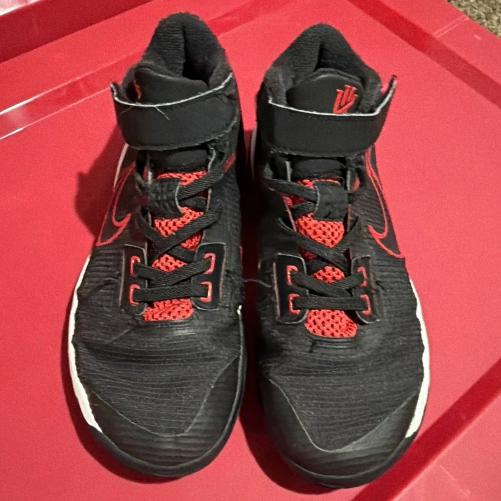 Nike Boys Kyrie Flytrap 4 Black With Red Basketball Shoes Sneaker Sz 2.5 Y